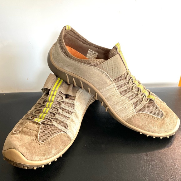 Like New Rocketdog Suede Slip-On Trail Sneaker Womens Size 8. Brown/yellow - Picture 1 of 9